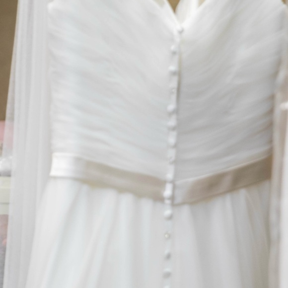 Cap sleeve chiffon wedding gown - Picture 2 of 6